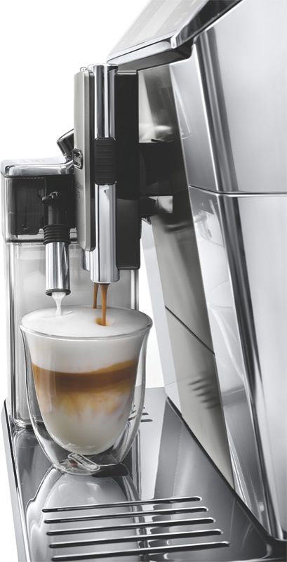 ECAM65055MS Side pouring coffee