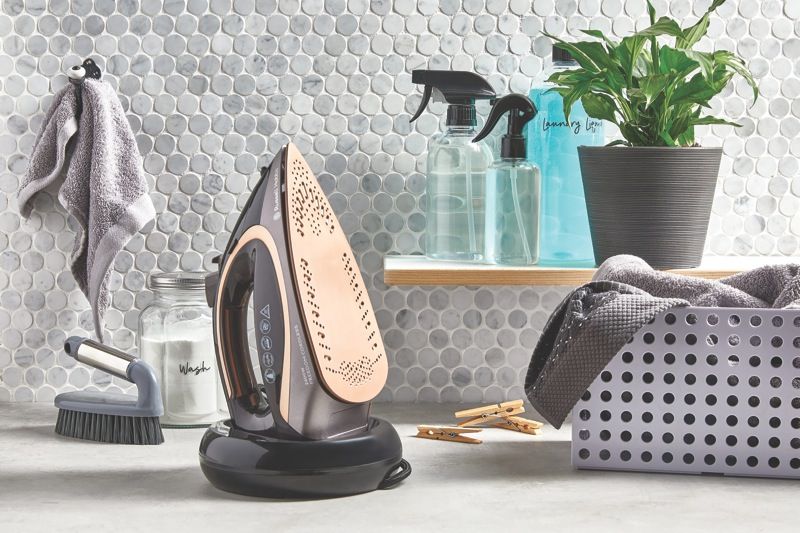 Russell Hobbs Cordless One Temperature 26020 review: it's a cordless iron…  with one temperature!